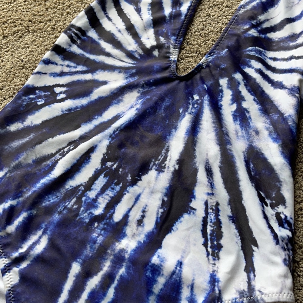 Beautiful swimsuit! - Picture 2 of 4